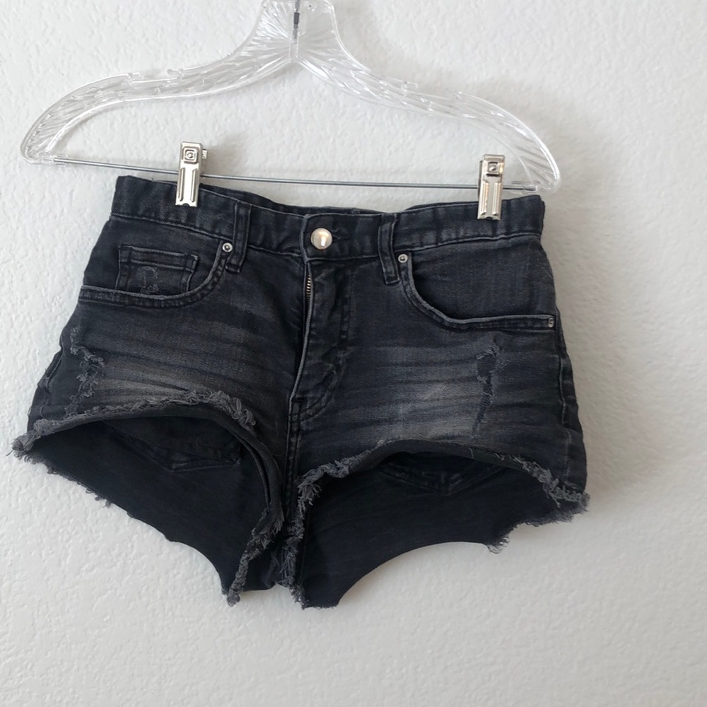 H&M’ black jean shorts